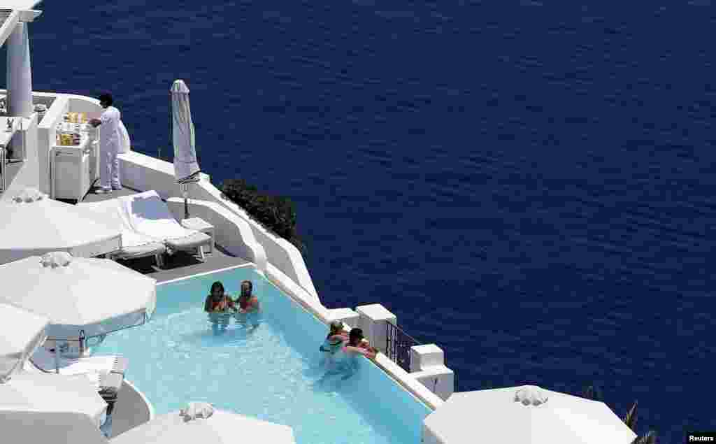 Yunanıstanın Santorini adasında yerləşən hotellərin birisində istirahət edən turistlər