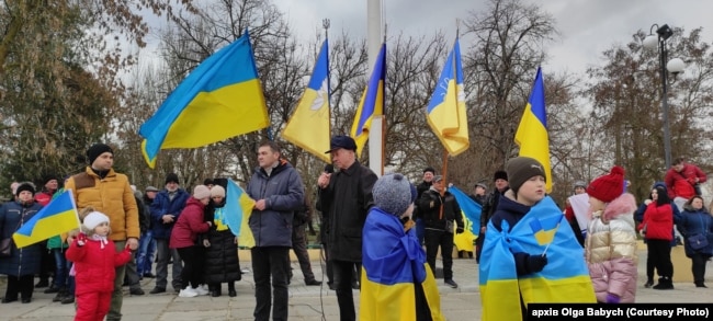 Олександр Бабич разом з жителями Голої пристані з українськими стягами