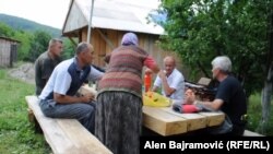 Komšije za stolom u selu Slatina kod Čajniča