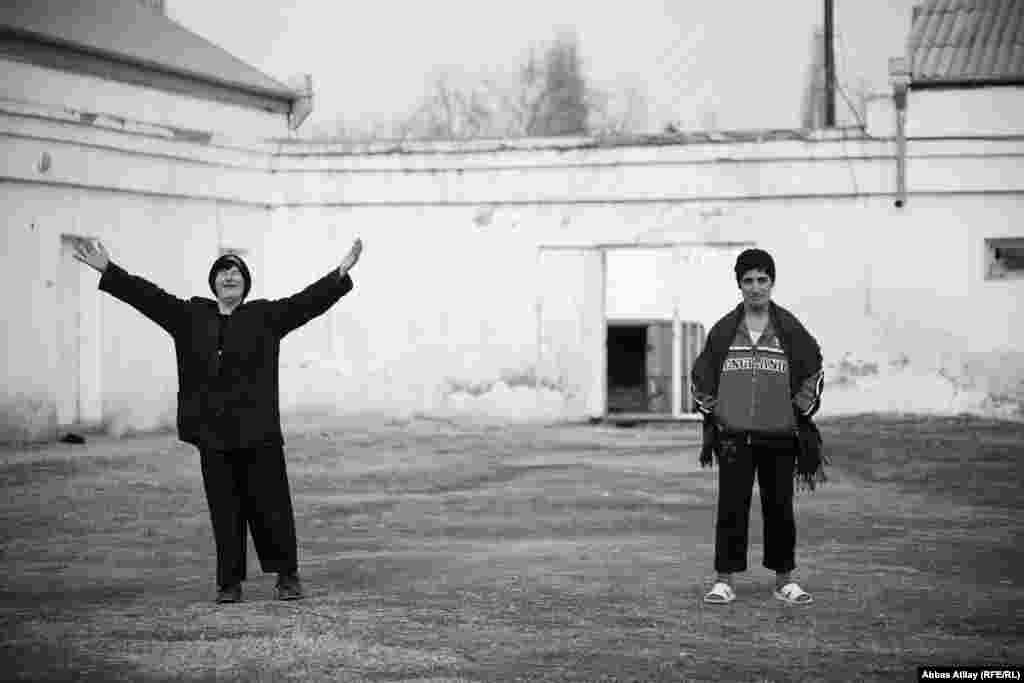 Araşdırmaçı jurnalist Aytən Fərhadova deyir ki, hər il bu İnternat evi üçün büdcədən təqribən bu qədər vəsait ayrılır və təqribən bu qədər də vəsait xərclənir. Aidiyyatı ünvanı üçün vəsaitin xərclənməyən daha böyük hissəsinin başına hansı oyunun gəldiyini müəyyən etmək olmur.