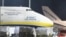 Captură dintr-un video pe 5 august 2026, în care se vede botul unui avion al companiei Antonov la aeroportul german Leipzig/Halle din estul Germaniei, după ce o dronă a fost zărită în apropiere.