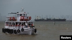 Putnički brodić prolazi pored tankera za tečni naftni gas "Jag Vasant", koji je 1. aprila stigao u Mumbaj u Indiji posle prolaska kroz Ormuski moreuz.