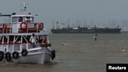 Petrolierul Jag Vasant văzut în depărtare, în portul indian Mumbai, după ce a fost lăsat de Iran să treacă prin Strâmtoarea Ormuz, la sfârșitul lunii martie 