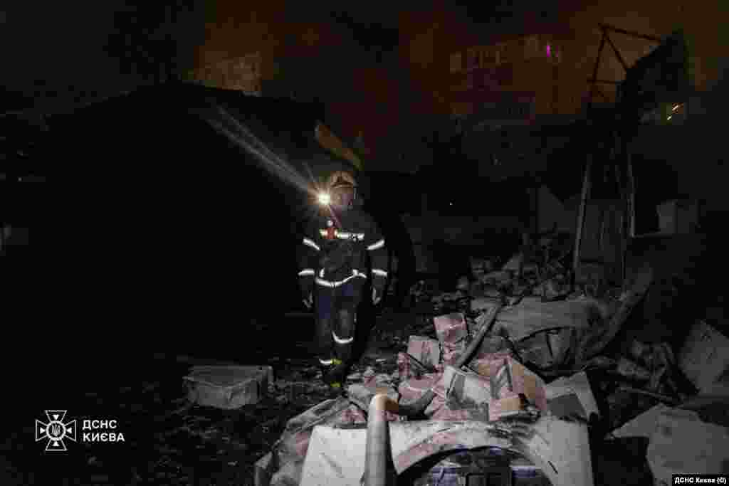 Рятувальник працює на місці удару російського безпілотника та ракети в Києві, 24 січня 2026 року