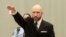 Anders Behring Breivik náci karlendítéssel köszöntötte a bíróságot a norvégiai Skienben 2017. január 10-én