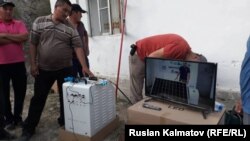 Кызыл-Бейиттин тургундарына жабдуу тапшыруу учуру.