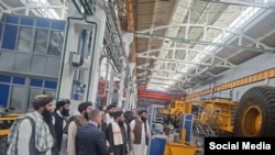 هیأت طالبان در داخل یکی از تأسیسات در بلاروس