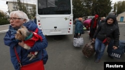 Civilians evacuated from the Russian-controlled Kherson region of Ukraine arrive in Dzhankoi, in the north of Crimea, on October 20. 