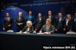 Predsedavajuća Saveta ministara BiH Borjana Krišto i premijer Hrvatske Andrej Plenković potpisuju međudržavni sporazum u Dubrovniku, 28. april 2026.