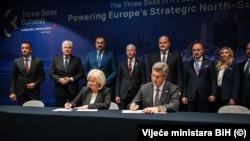 Predsjedateljica Vijeća ministara BiH Borjana Krišto i premijer Hrvatske Andrej Plenković potpisuju međudržavni sporazum u Dubrovniku, Hrvatska,  28. 4. 2026.