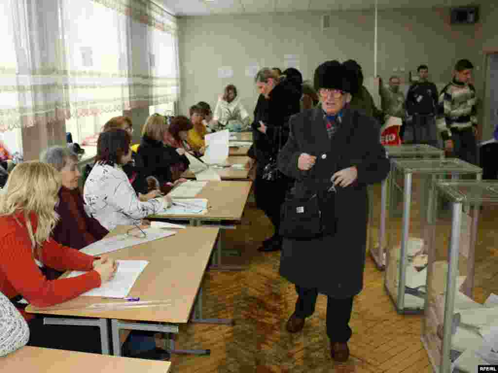 Спостерігачі відзначили досить низьку активність виборців у першій половині дня