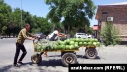 Услуга носильщиков популярна на рынках Туркменистана