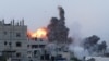 Fum și flăcări se ridică în timpul unui atac aerian israelian în centrul Fâșiei Gaza.