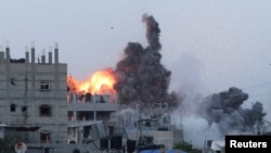 Fum și flăcări se ridică în timpul unui atac aerian israelian în centrul Fâșiei Gaza.
