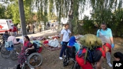 Persoane în vârstă sunt evacuate după ce un atac rusesc a lovit un azil de bătrâni în Sumî, Ucraina.19 septembrie 2024. 