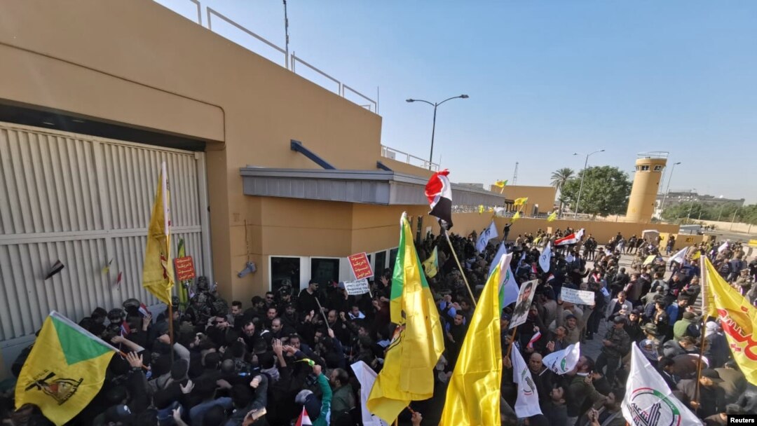 Ambasada americană de la Bagdad a fost înconjurată de susținători ai unei grupări militare cu legături în Iran.