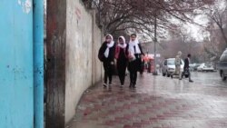 نوی تعلیمي کال په داسې حال کې پیل شو چې لاهم ۷۰۰ ښوونځي تړلي دي