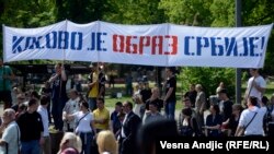 Aktivisti Obraza na protestu ispred Narodne skupštine (26. april 2013)