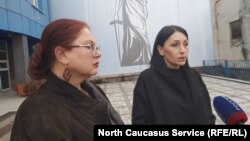 Вдова замученного в полиции Северной Осетии Владимира Цкаева Земфира (справа) и ее адвокат Анжелика Сикоева
