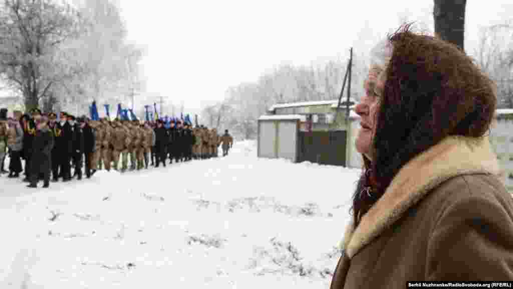 Місцева жителька зустрічає учасників церемонії