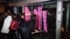 Protest u Beogradu: Ružičasta farba na vratima Javnog servisa