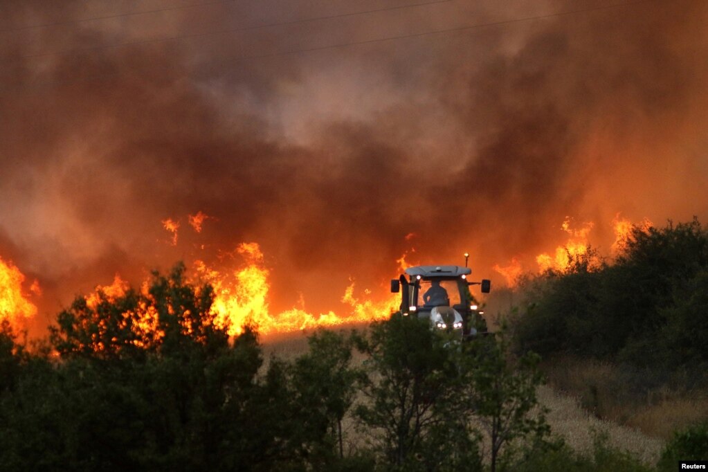 Një traktor duke u angazhuar në luftën me zjarret afër vendbanimit Beledie Han, në Kostinbrod të Bullgarisë, më 21 korrik.