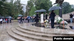Maia Sandu, Igor Grosu și Vasile Tofan au depus flori la monumentul „Maica Îndurerată”.