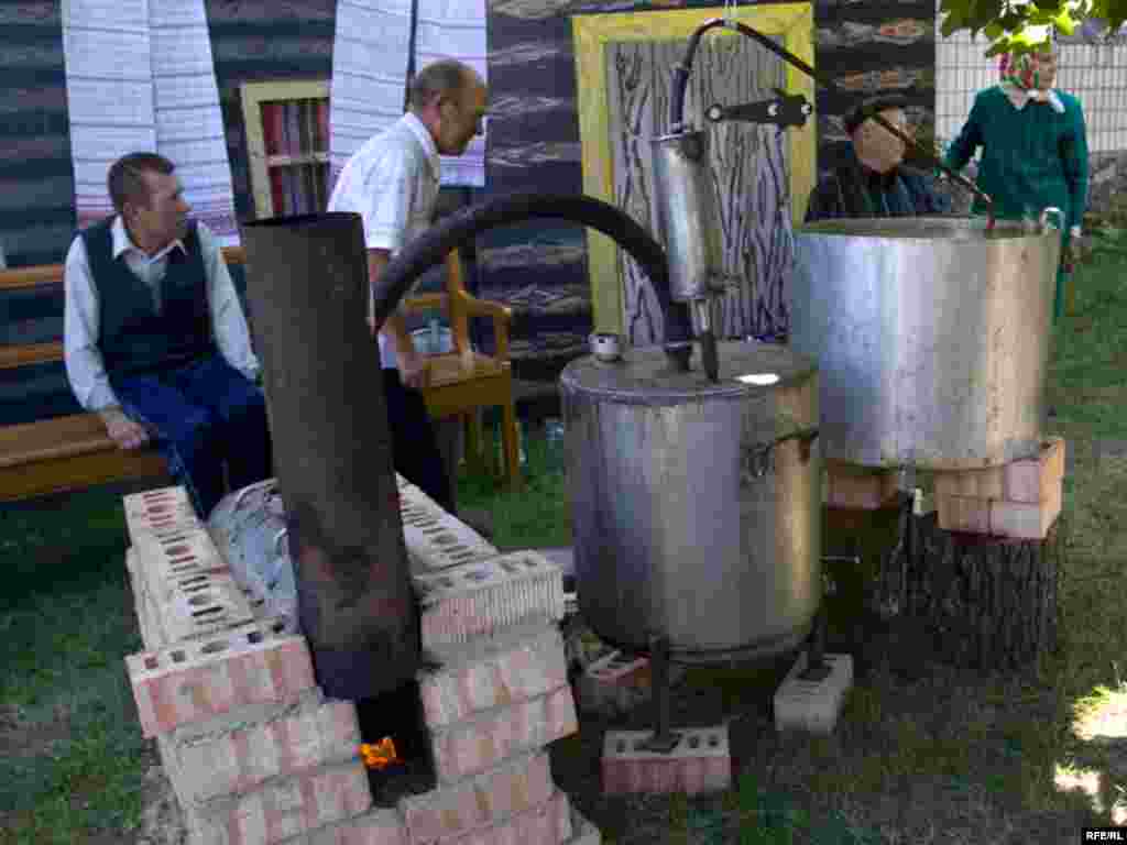 16 жніўня - Кулінарны фэстываль "Мотальскія прысмакі". Можна пабачыць, як гатуецца самагон, і паспрабаваць яго адразу з пакаштаваць