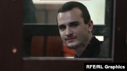 22 წლის თედო აბრამოვს ბრალად ნარკოდანაშაული ედება - ის ბრალს არ აღიარებს. სასამართლოში საქმის განხილვისას, მან არაერთხელ თქვა, რომ დაკავების დროს „არაადამიანურად მოეპყრნენ" და „შეურაცხმყოფელი სიტყვებით“ მიმართეს.