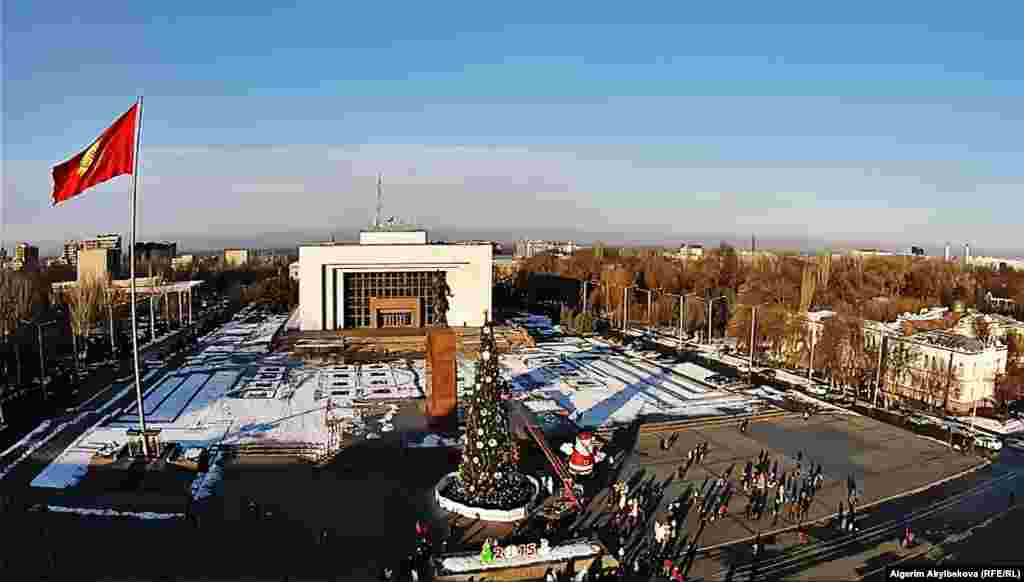 Коомчулукта жана социалдык тармактарда көп талаш тартыш жараткан Бишкектин борбордук аянтындагы балаты.