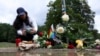 Memorial improvizat în parcul Tiergarten, în urma unui incident mortal petrecut în apropierea paradei anuale „Christopher Street Day Pride” din Berlin.