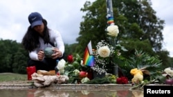 Memorial improvizat în parcul Tiergarten, în urma unui incident mortal petrecut în apropierea paradei anuale „Christopher Street Day Pride” din Berlin.