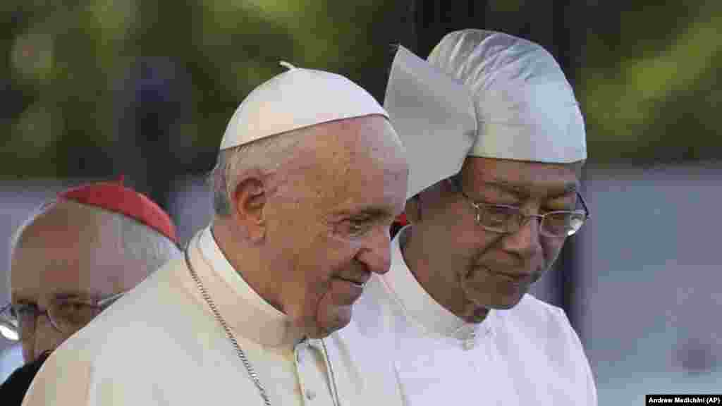 Papa Françesku dhe presidenti i Birmanisë, Htin Kyaw, në Pallatin presidencial 28 nëntor 2017.