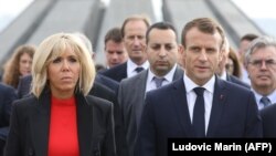 Fransa prezidenti Emmanuel Macron və birinci ledi Brigitte Macron Yerevandakı "Soyqırım qurbanları" abidəsini ziyarət edirlər (2018-ci il)
