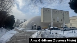 Bazinul olimpic de vară de la Complexul „Lia Manoliu" este folosit și iarna de sportivi ai loturilor naționale de înot ale României.