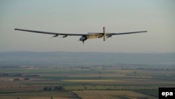 Күндөн кубат алган Solar Impulse учагы.