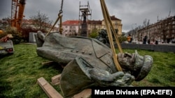 Демонтаж памятника Коневу