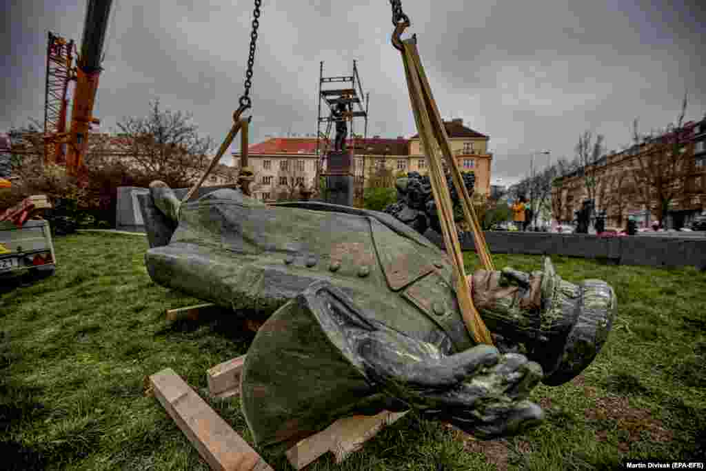 Пам&rsquo;ятник Конєву лежить на землі після того, як його 3 квітня зняли з постаменту