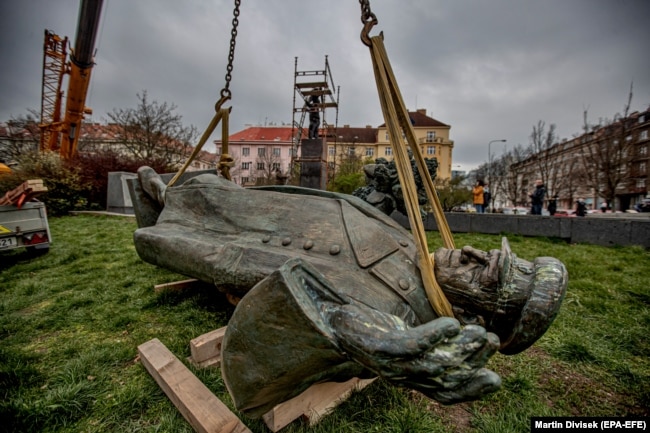 Демонтаж статуи Ивана Конева 3 апреля этого года