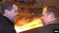 Владимир Лисин (справа) показывает Дмитрию Медведеву сталеплавильное производство Новолипецкого металлургического комбината