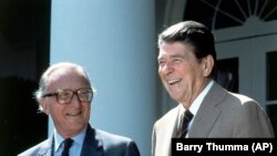 Ronald Reagan (sağda) və NATO-nun baş katibi Lord Carrington, 1984-cü il