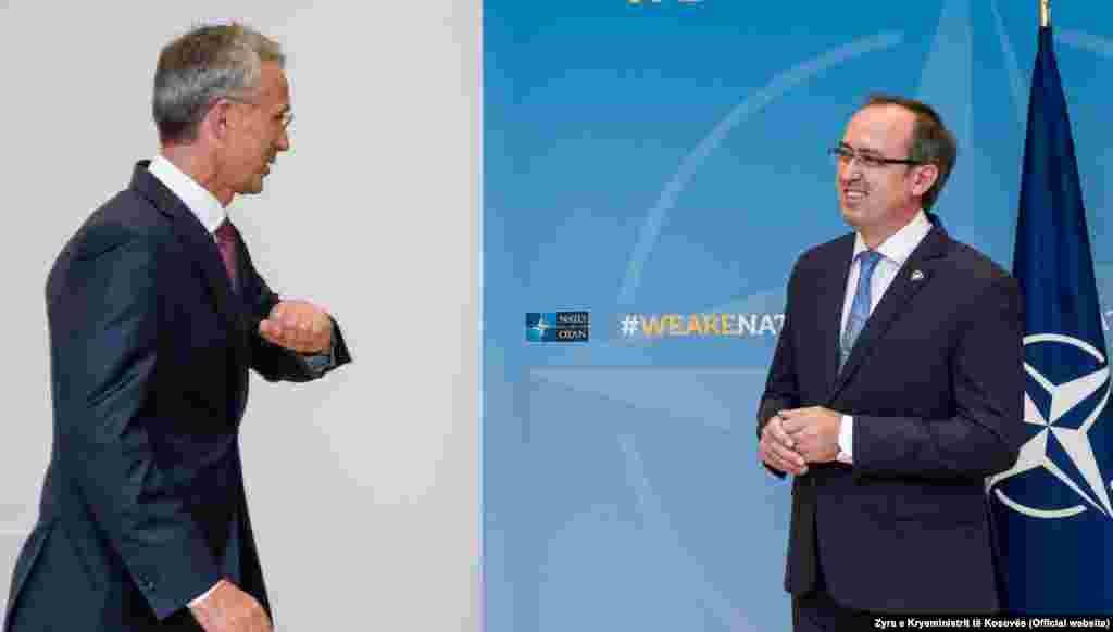 КОСОВО / БЕЛГИЈА - Генералниот секретар на НАТО Јенс Столтенберг на денешната средба со косовскиот премиер Авдулах Хоти во седиштето на алијансата во Брисел ја поздравил последната рунда преговори меѓу Белград и Приштина кои се водат под покровителство на ЕУ. Како што соопшти НАТО Столтенберг нагласил дека дијалогот е единствениот начин да се постигне трајно политичко решение на Западен Балкан.