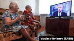 Gartaşan rus zenanlary Putiniň ýyllyk sorag-jogap sessiýasyna tomaşa edýärler.