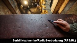 Напис на перилах, виготовлених із овруцького пірофілітового сланцю, з якого, власне, почалися планомірні дослідження софійської епіграфіки у 2006 році. Напис на плиті – Богдан Кадинський 1626 року