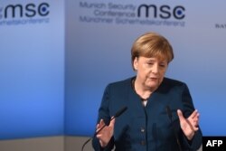 Angela Merkel prnînțîndu-și alocuțiunea în a doua zi a Conferinței de Securitate (18 februarie 2017)