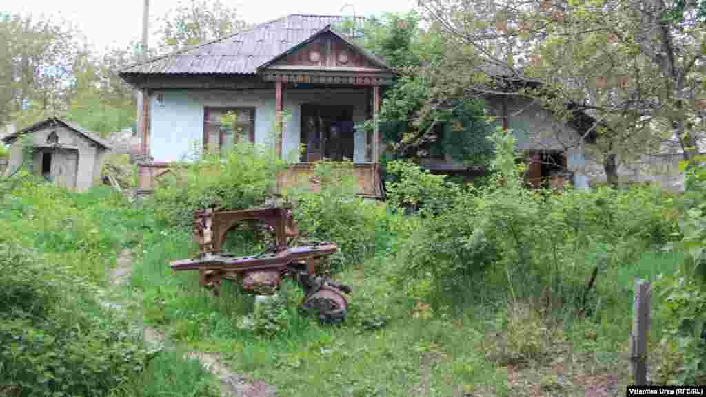 MD - People and houses in Telenesti city, 5 may 2019 