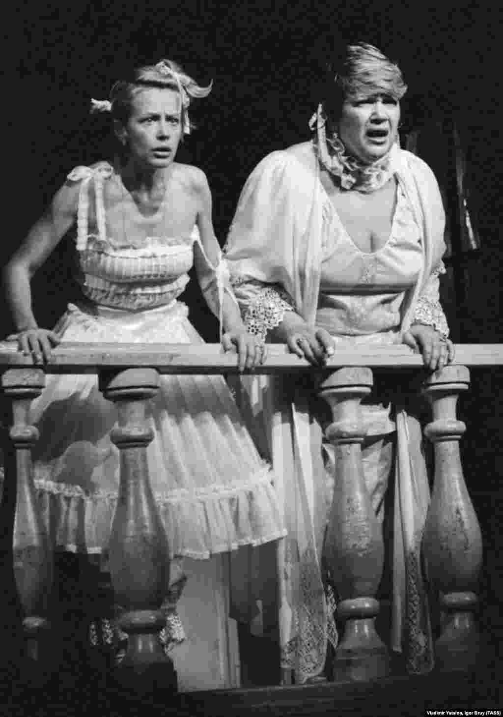 1 октября 1983 года,&nbsp;"Ревизор" в театре "Современник". Роли Анны Андреевны и Марии Антоновны исполняют Галина Волчек (справа) и Марина Неелова. Фото: Яцина Владимир, Бруй Игорь (Фотохроника ТАСС)