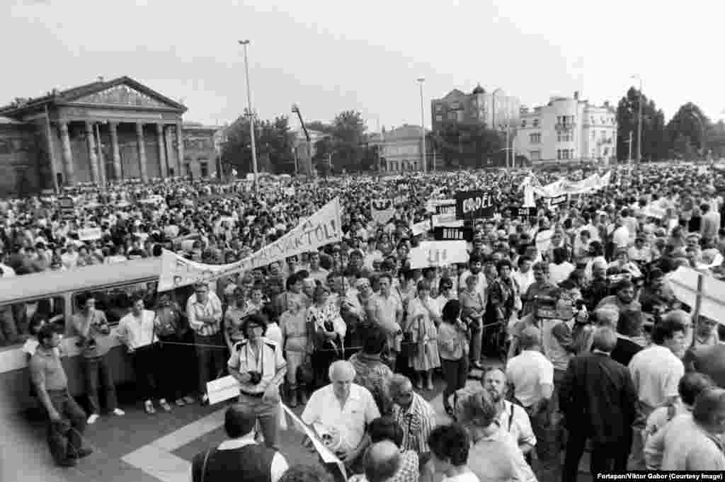 O demonstrație împotriva distrugerii satelor din Transilvania are loc la Budapesta pe 27 iunie 1988. În iunie 1988, poliția din Budapesta a permis zecilor de mii de demonstranți să protesteze față de planurile României de a distruge mii de sate din Transilvania, o regiune populată de mulți maghiari. Conducătorul român Nicolae Ceaușescu intenționa să reinstaleze sătenii din Transilvania în centre &bdquo;agro-industriale&rdquo; de stat.