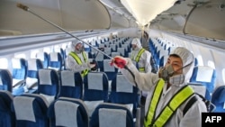 Санитарная обработка самолета в аэропорту Сеула
