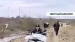 Помогавшего в паводки мальчика похвалили, затем оштрафовали его родителей